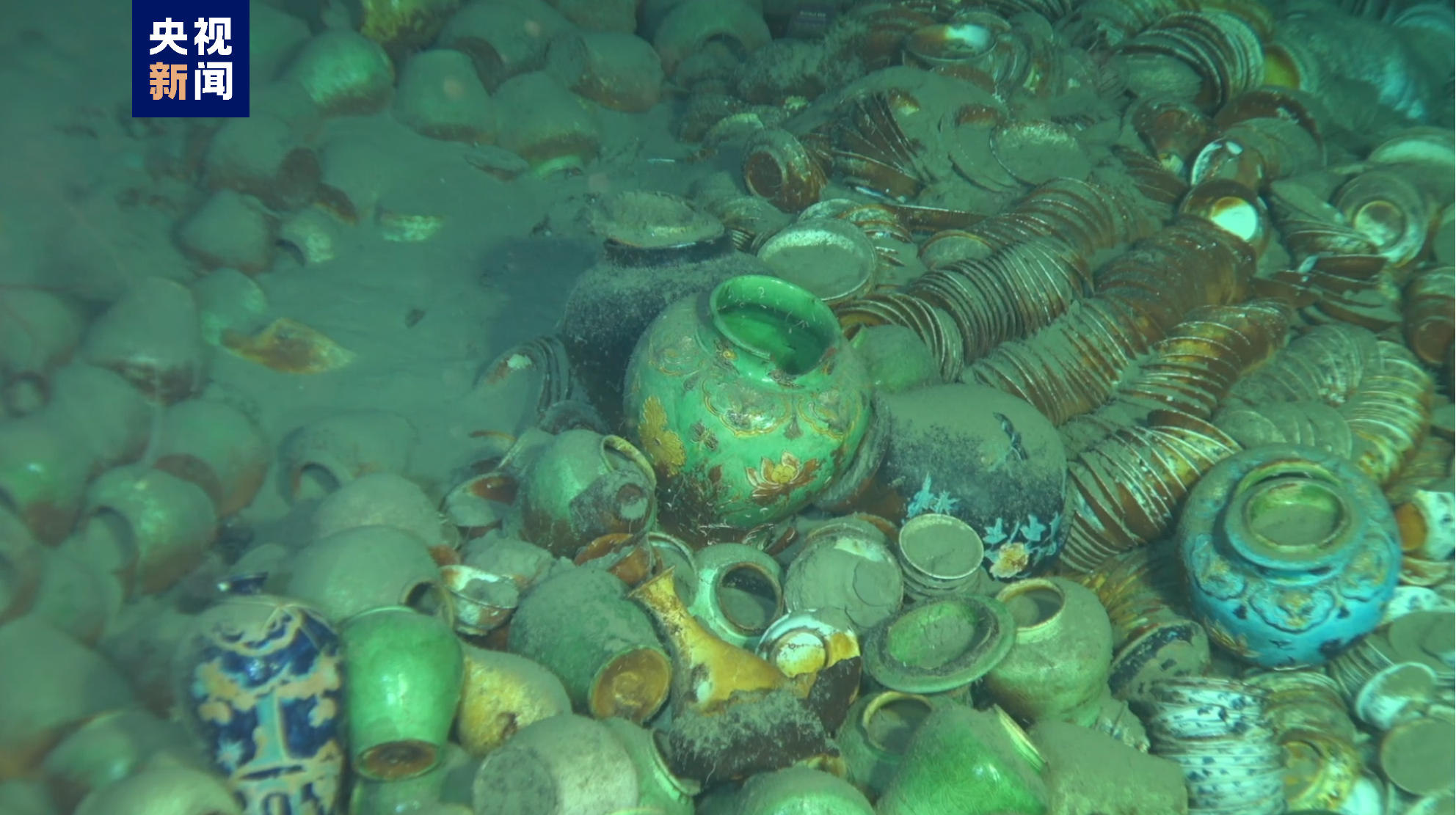4K影像记录丨水下千米级深度沉船遗址布放永久测绘基点 载人潜水器深入拍摄