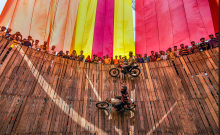 飞檐走壁！孟加拉国车手垂直墙壁上表演飞车特技