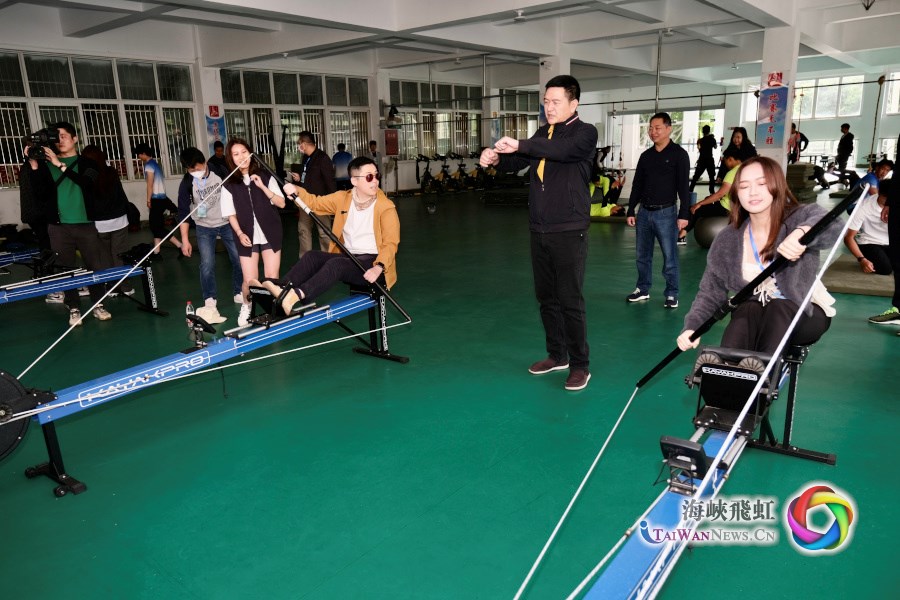 台湾青年体验皮划艇训练基地室内场地的训练设备（摄影：周军）