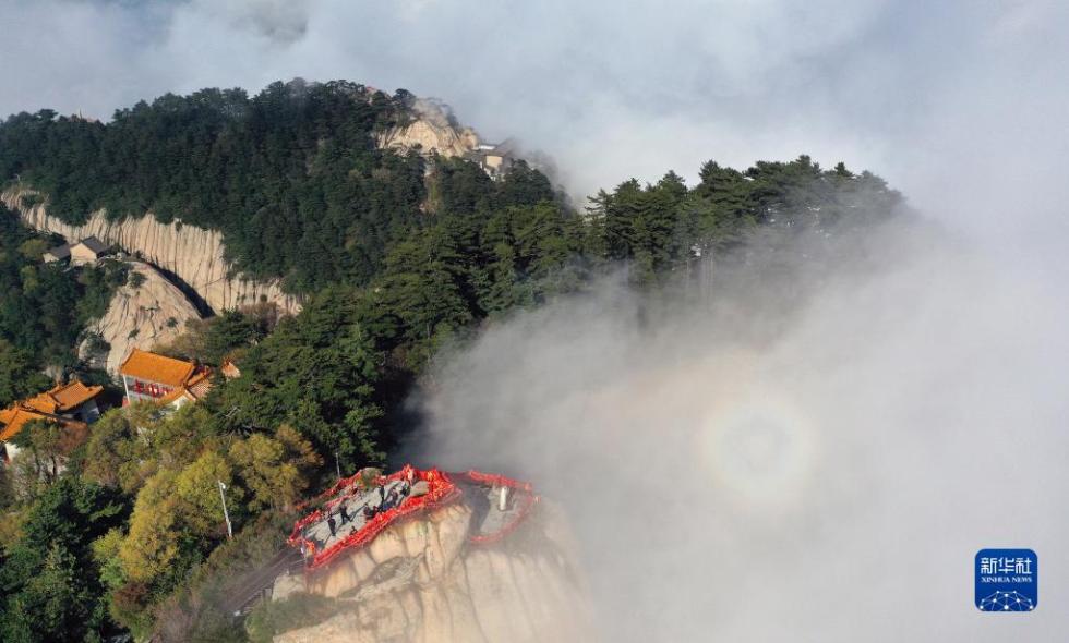 4月28日，游人在華山南峰頂游覽（無人機照片）。