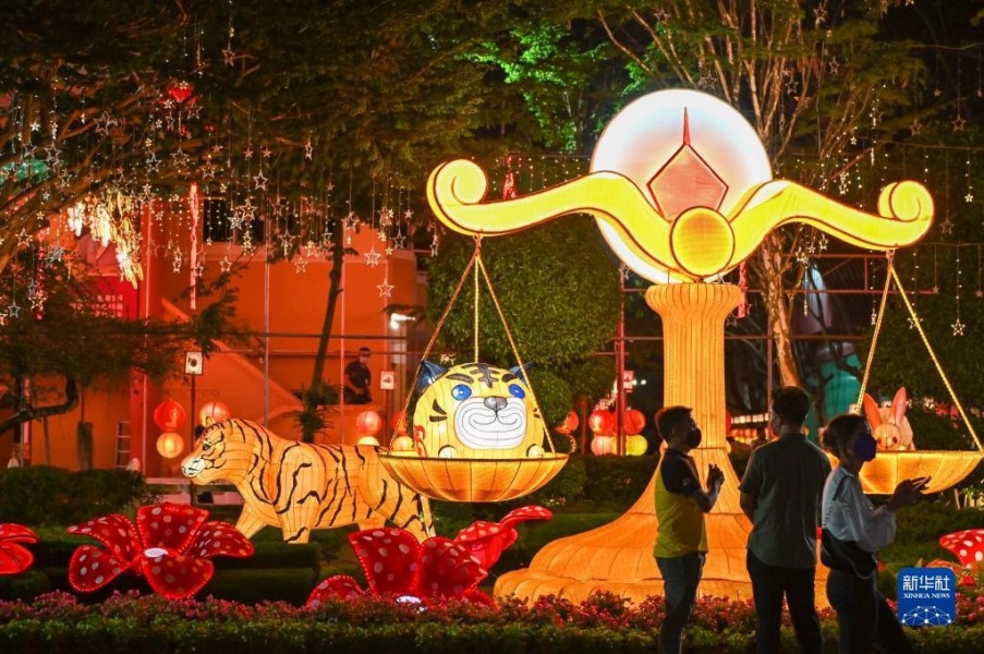 1月28日，在马来西亚雪兰莪州仁嘉隆，人们参观平安祈福灯会。灯会以“老虎”为主题，将持续至虎年元宵节。新华社发（张纹综摄）