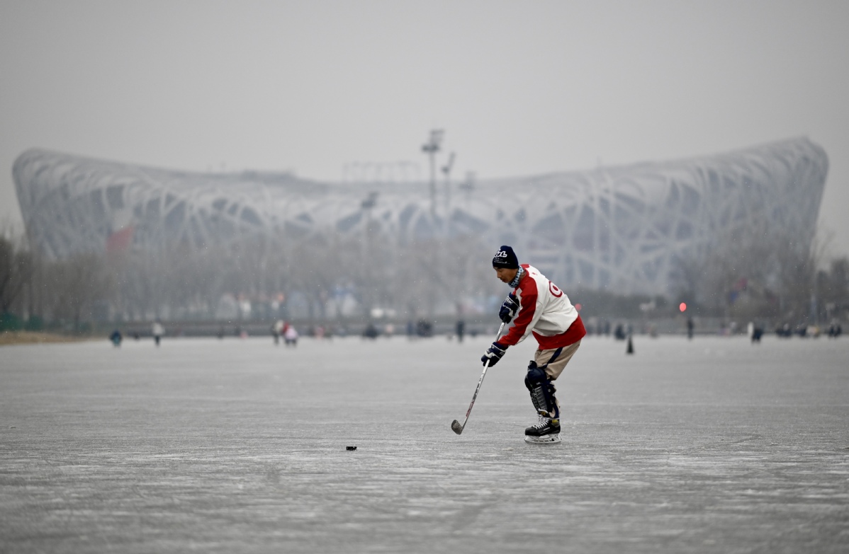 北京迎来今年首场雨雪 市民享受冰雪乐趣