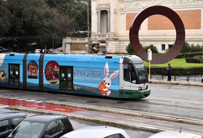 1月17日，兔年春节主题电车行驶在意大利罗马街头。