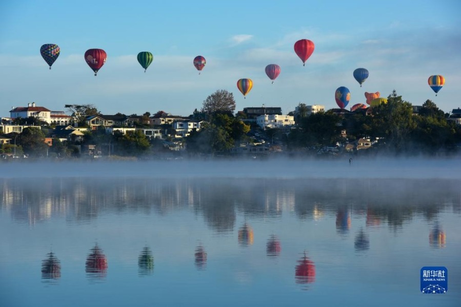 这是3月15日清晨在新西兰汉密尔顿拍摄的热气球。新华社记者 郭磊 摄