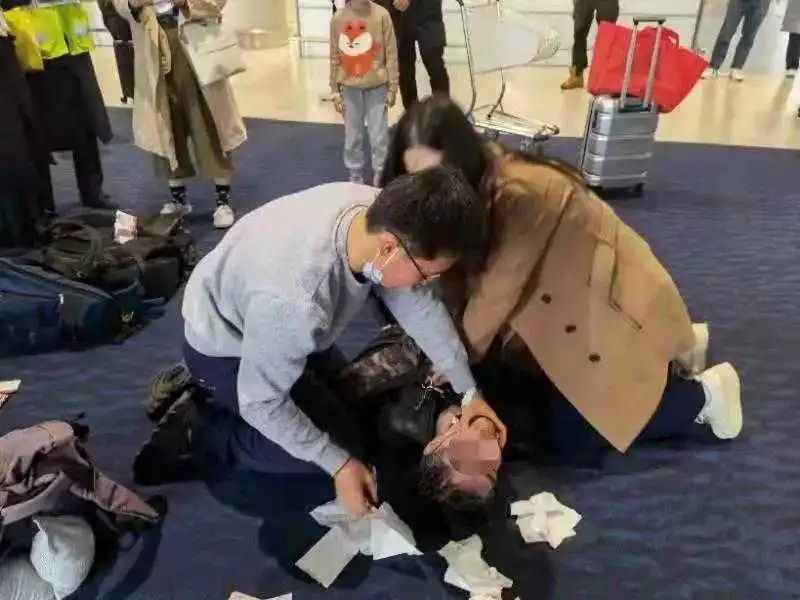 生死一线！返乡台胞浦东机场心跳呼吸骤停，上海医护伉俪果断出手抢救