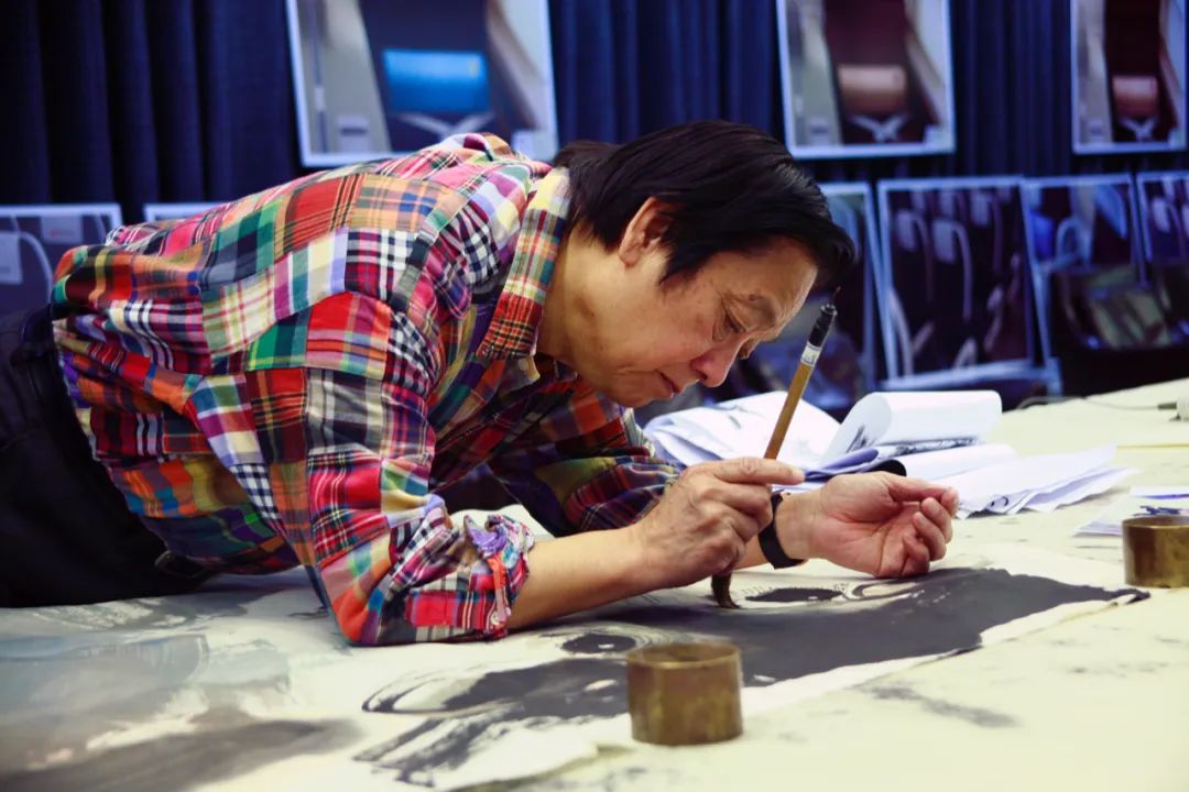 韩美林用画笔带来“治愈”的力量：一只萌萌猪的诞生