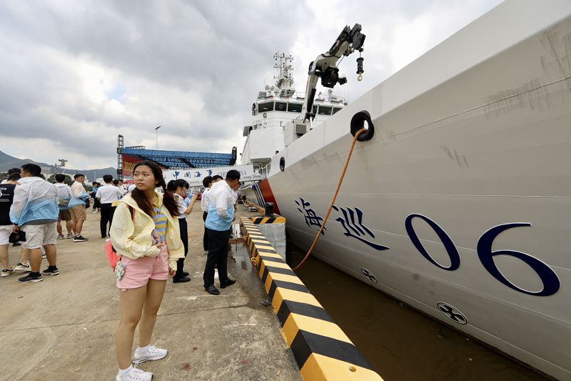 福建马尾：台湾青年登“海巡06”轮 观摩海空联合搜救演练