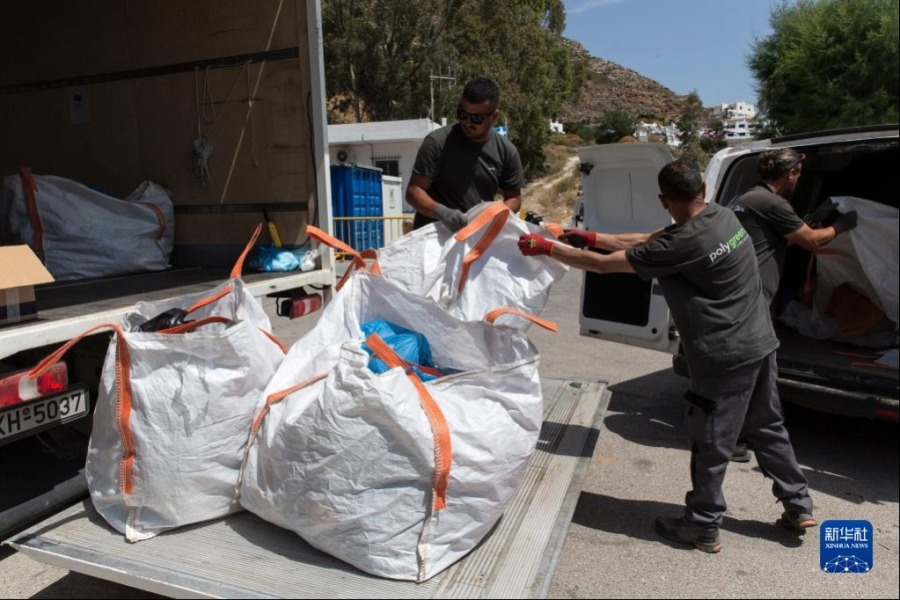 5月9日，在希臘蒂洛斯島，工作人員回收島上居民收集的廢棄物。新華社發（馬里奧斯·羅洛斯攝）