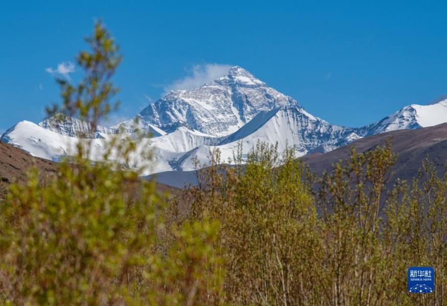 这是在扎西宗乡拍摄的珠穆朗玛峰（5月10日摄）。