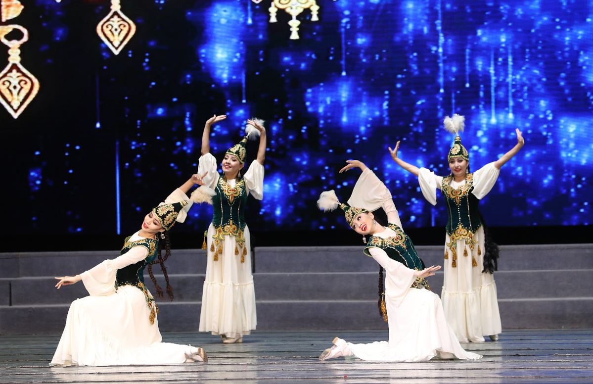 哈萨克斯坦歌舞在第六届新疆国际民族舞蹈节上演