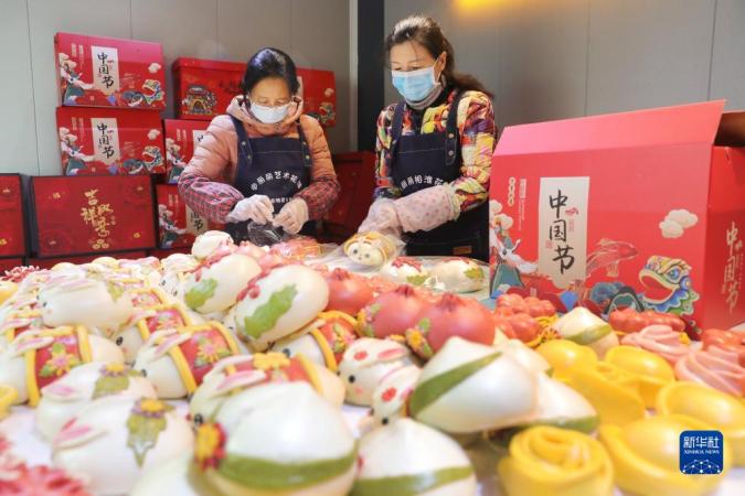 1月19日，淮北市一家果蔬面艺美食坊工人在包装“萌兔”花馍。
