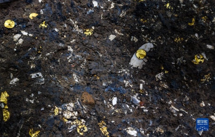 这是在四川德阳广汉市三星堆遗址考古发掘现场5号“祭祀坑”拍摄的玉器和金圆片（9月2日摄）。新华社记者 王曦 摄