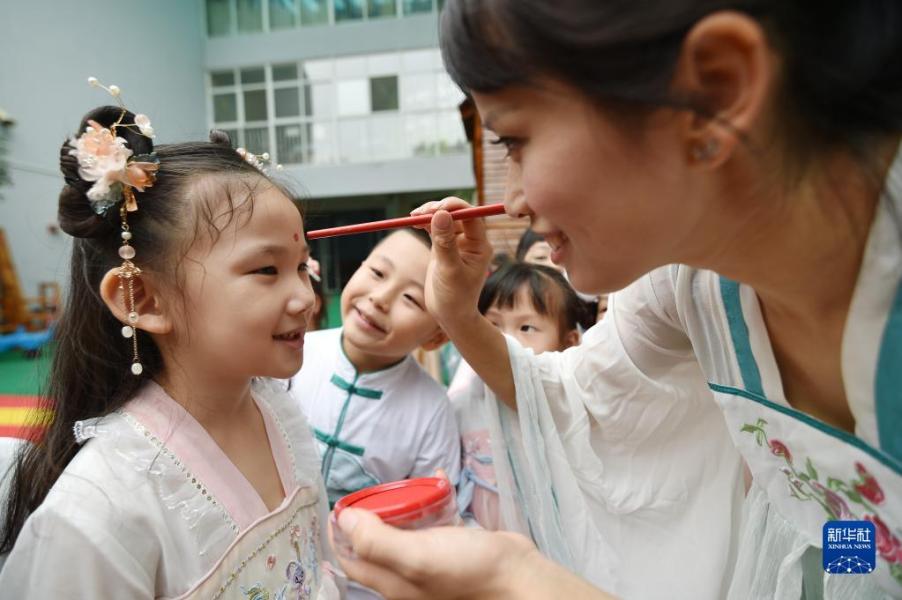 9月8日，江蘇省南京市建鄴區(qū)金地名京幼兒園的老師為小朋友點朱砂。　新華社發(fā)（方東旭攝）