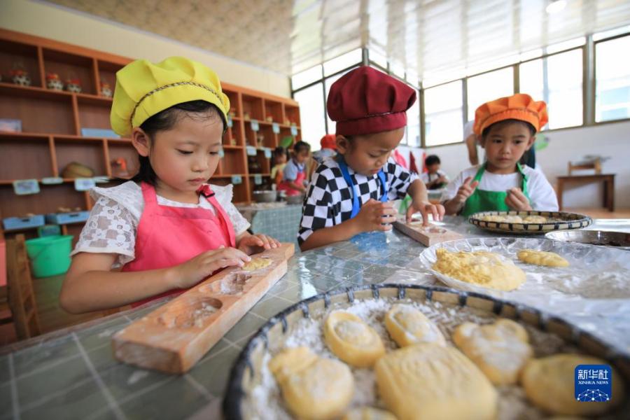 9月8日，貴州省黔東南苗族侗族自治州從江縣剛邊壯族鄉(xiāng)中心幼兒園的小朋友在學(xué)習(xí)制作月餅。新華社發(fā)（羅京來 攝）