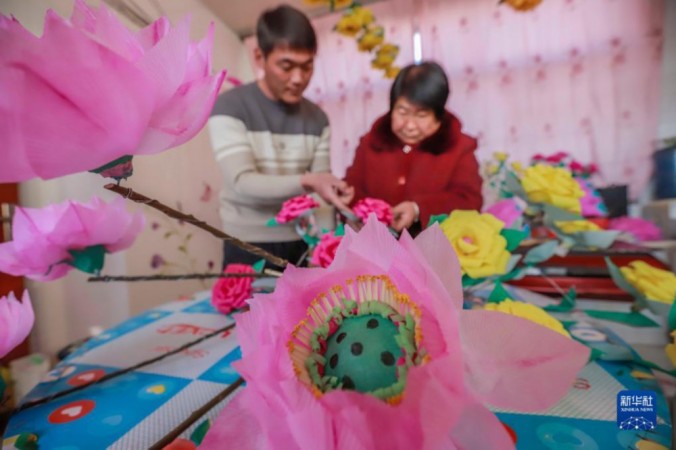 1月28日，迁西县洒河桥镇的民间艺人在赶制元宵节演出的跑花灯。