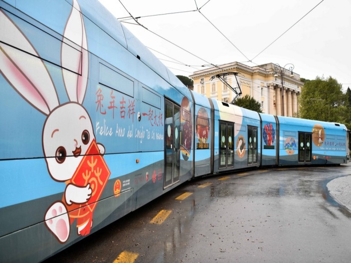 兔年春节主题电车亮相罗马