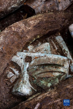 这是在四川德阳广汉市三星堆遗址考古发掘现场8号“祭祀坑”拍摄的青铜人像（9月2日摄）。新华社记者 王曦 摄