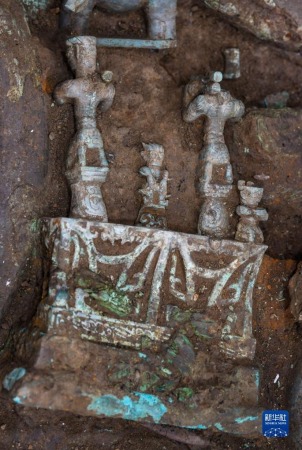 这是在四川德阳广汉市三星堆遗址考古发掘现场8号“祭祀坑”拍摄的青铜“神坛”局部（9月2日摄）。　新华社记者 王曦 摄