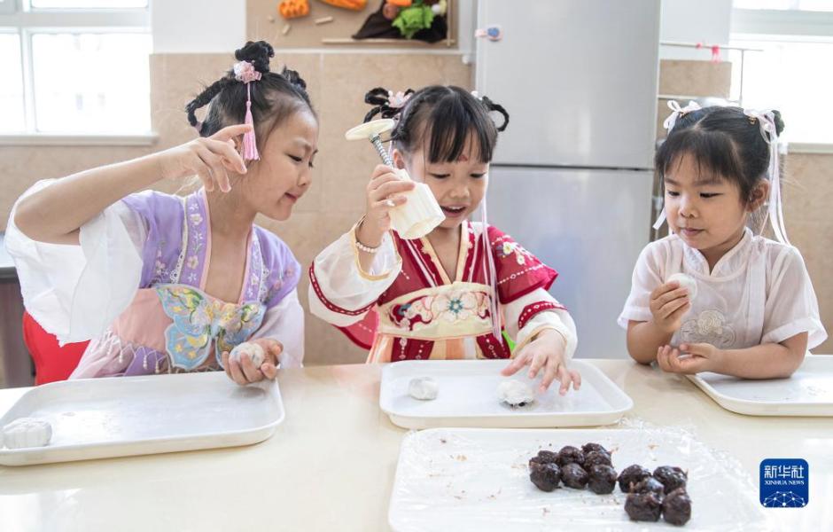 9月8日，浙江省慈溪市陽光幼兒園（北園）的孩子們在制作冰皮月餅。新華社發(fā)（蔣亞軍攝）