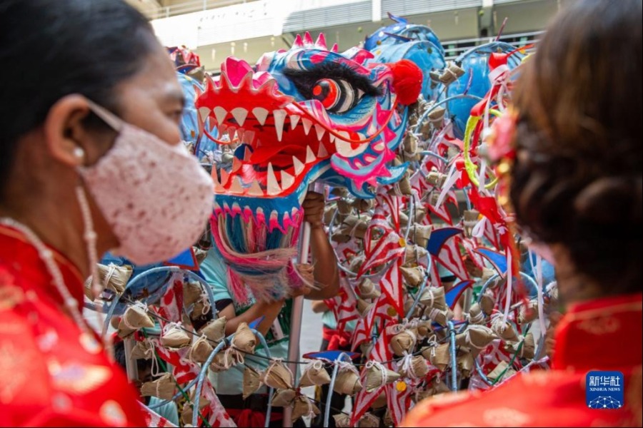 1月27日，演员们在泰国曼谷表演舞龙舞狮，迎接新春佳节到来。新华社记者 王腾 摄