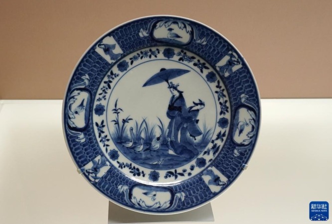 在上海博物馆展出的美国大都会艺术博物馆藏来自日本的瓷器（10月28日摄）。新华社记者 任珑 摄