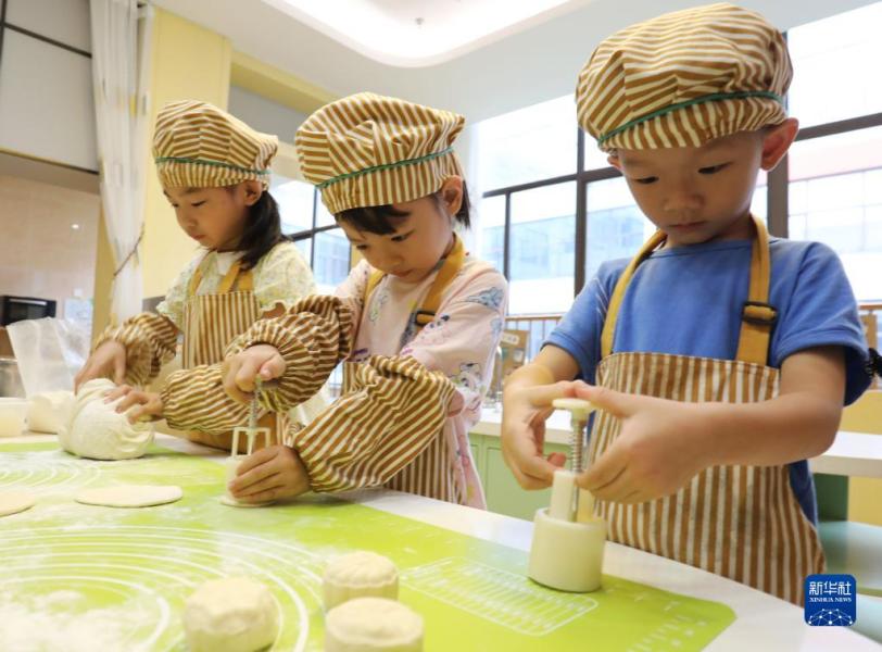 9月8日，蘇州工業(yè)園區(qū)東興路幼兒園的小朋友在學(xué)做月餅。新華社發(fā)（杭興微攝）