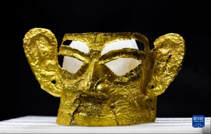 这是在四川省文物考古研究院三星堆考古研究所拍摄的三星堆遗址3号“祭祀坑”出土的金面具（9月2日摄）。新华社记者 王曦 摄