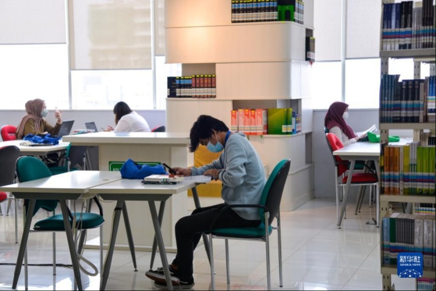 4月19日，在印度尼西亚雅加达，读者在印度尼西亚国家图书馆阅读。新华社记者 徐钦 摄
