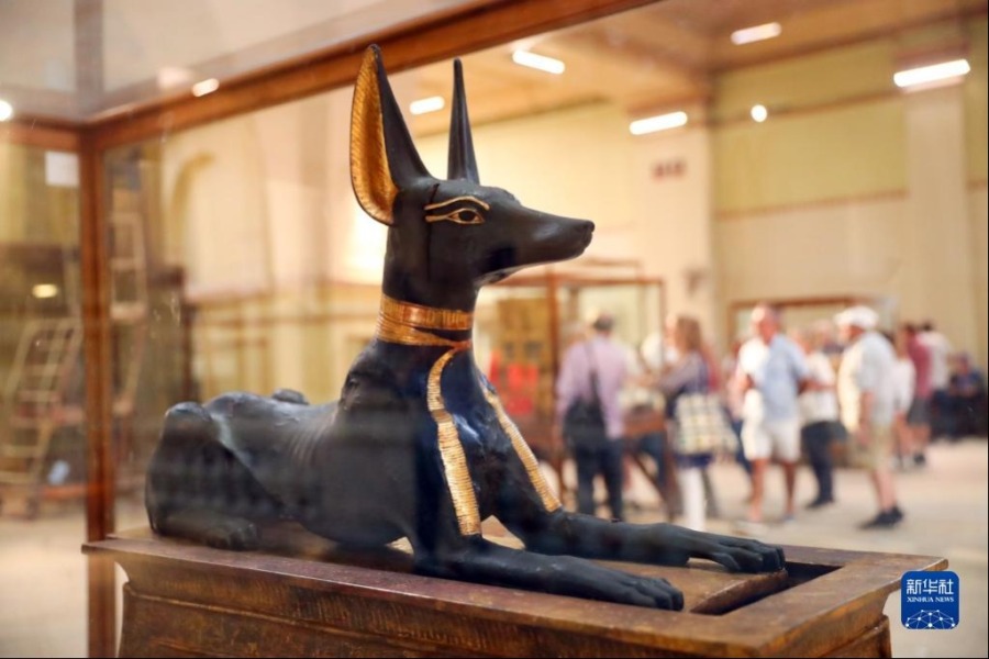 这是5月14日在位于埃及开罗的埃及博物馆拍摄的法老图坦卡蒙墓中出土的“阿努比斯”雕像。新华社记者 隋先凯 摄