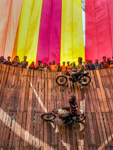 飛檐走壁！孟加拉國車手垂直墻壁上表演飛車特技