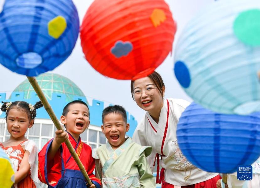 9月8日，浙江省湖州市長興縣煤山鎮(zhèn)中心幼兒園的師生一起進行竹竿挑燈游戲?！⌒氯A社發(fā)（譚云俸攝）