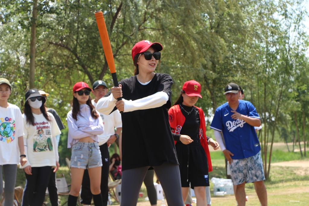 这位台湾教练用棒球回馈宁夏