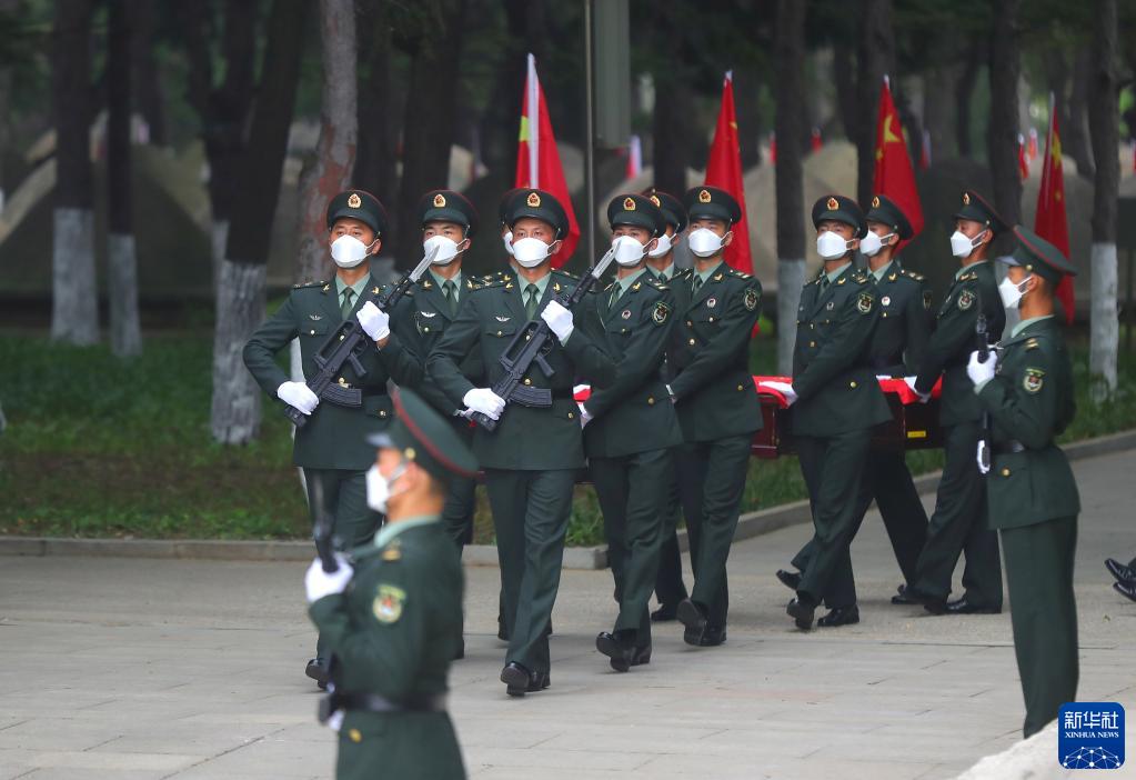 第八批在韩中国人民志愿军烈士遗骸安葬仪式在沈阳举行