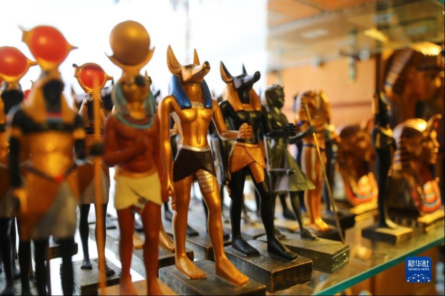 这是5月14日在位于埃及开罗的埃及博物馆纪念品店拍摄的“阿努比斯”雕像文创产品。新华社记者 隋先凯 摄