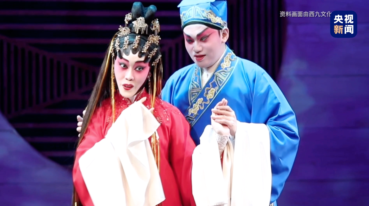 我们生活在香港丨台上的花旦演员 台下的戏曲主播