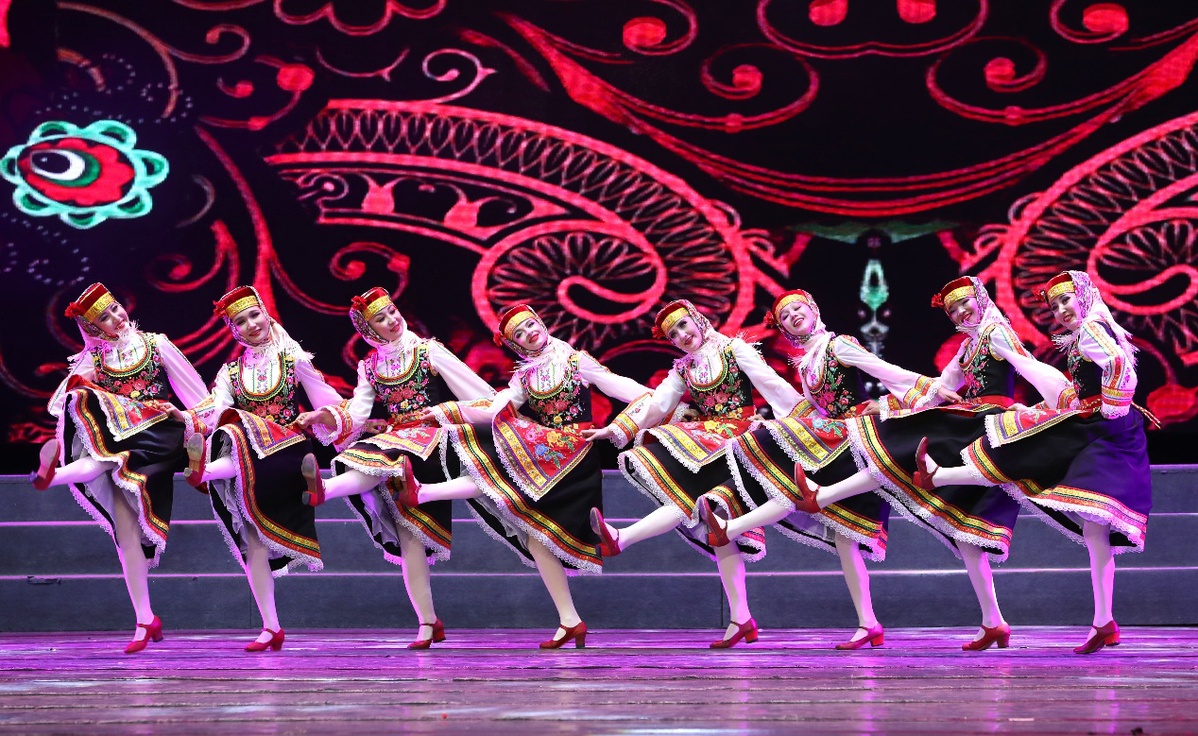 哈萨克斯坦歌舞在第六届新疆国际民族舞蹈节上演