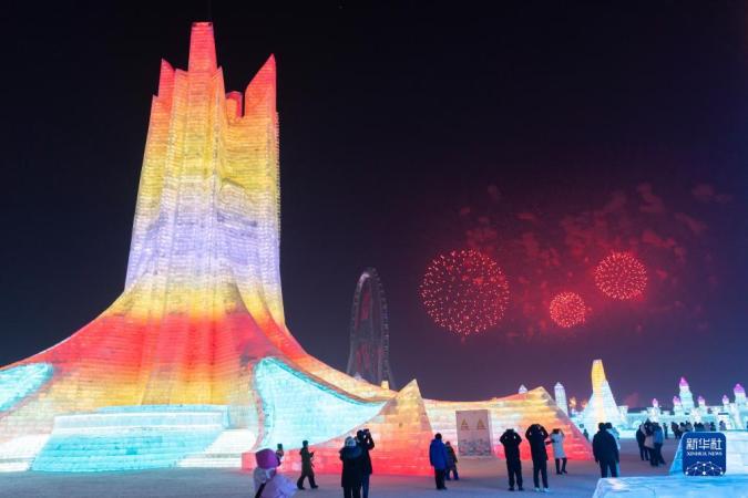1月5日，冰雪节启幕焰火在冰雪大世界园区上空绽放。新华社记者 谢剑飞 摄