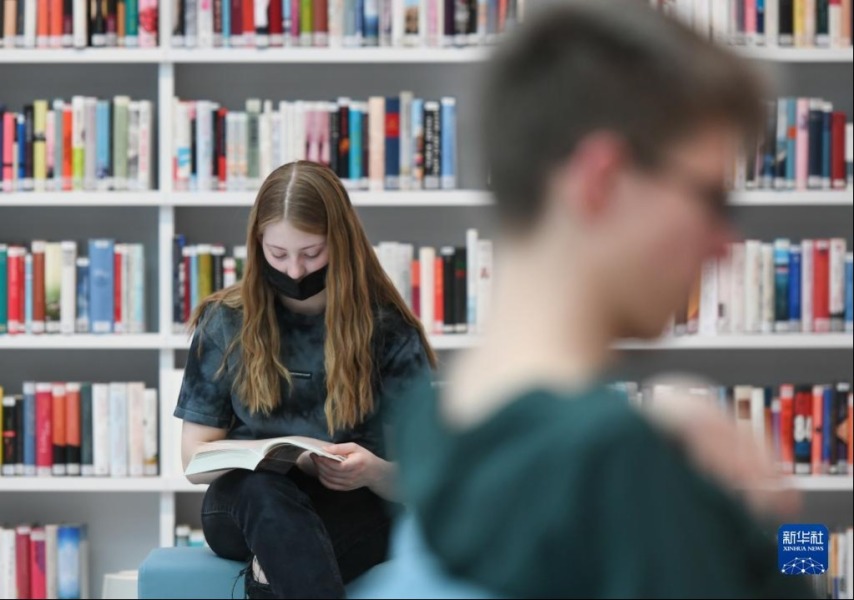 4月19日，人们在德国斯图加特市立图书馆内阅读。新华社记者 逯阳 摄