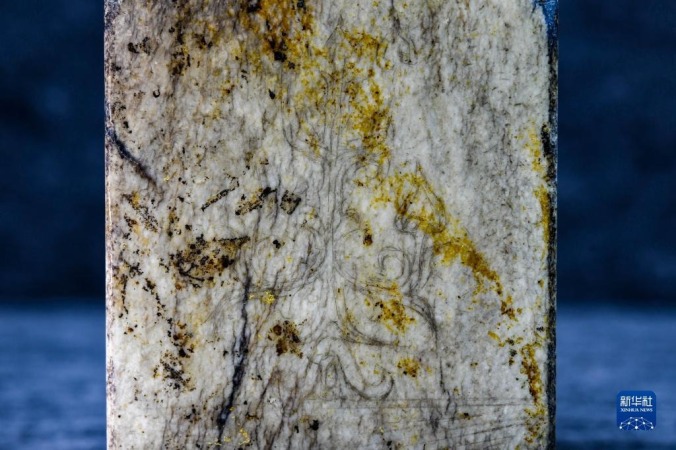 这是在四川省文物考古研究院三星堆考古研究所拍摄的三星堆遗址3号“祭祀坑”出土的刻有神树纹的玉琮局部（9月2日摄）。　新华社记者 王曦 摄