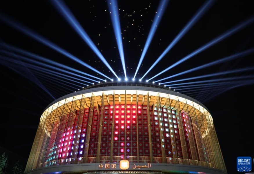 这是1月10日在阿拉伯联合酋长国迪拜世博会拍摄的中国国家馆日灯光秀。新华社记者 王东震 摄