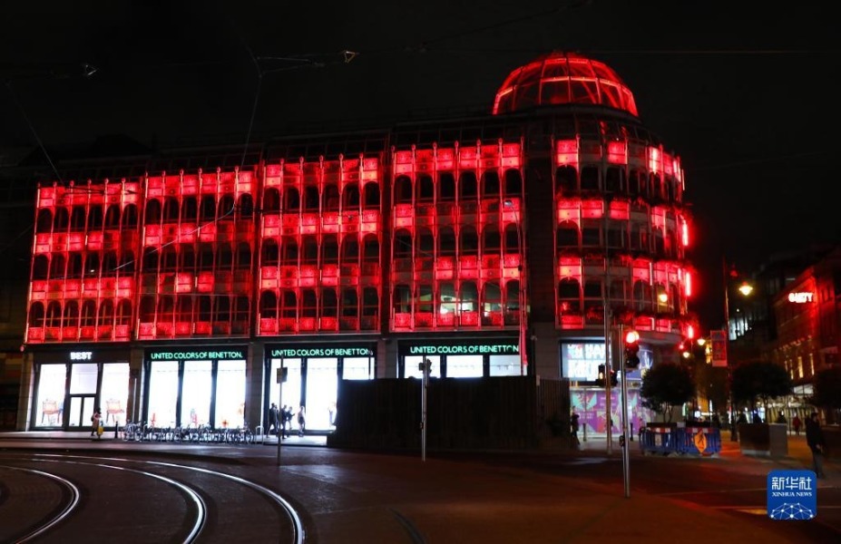 这是1月28日在爱尔兰都柏林拍摄的点亮“中国红”的一处购物中心。从1月28日至2月1日，都柏林各主要标志性建筑将点亮“中国红”，庆祝中国农历新年。新华社发（刘晓明摄）