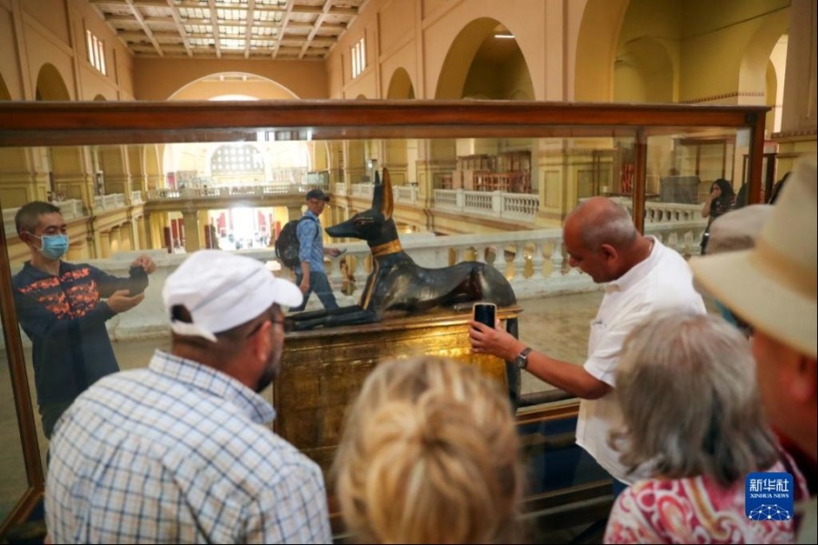 5月14日，在位于埃及开罗的埃及博物馆，游客参观法老图坦卡蒙墓中出土的“阿努比斯”雕像。新华社记者 隋先凯 摄
