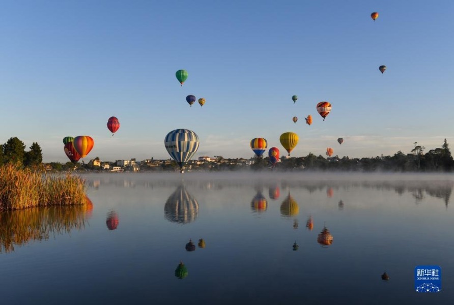 这是3月15日清晨在新西兰汉密尔顿拍摄的热气球。新华社记者 郭磊 摄