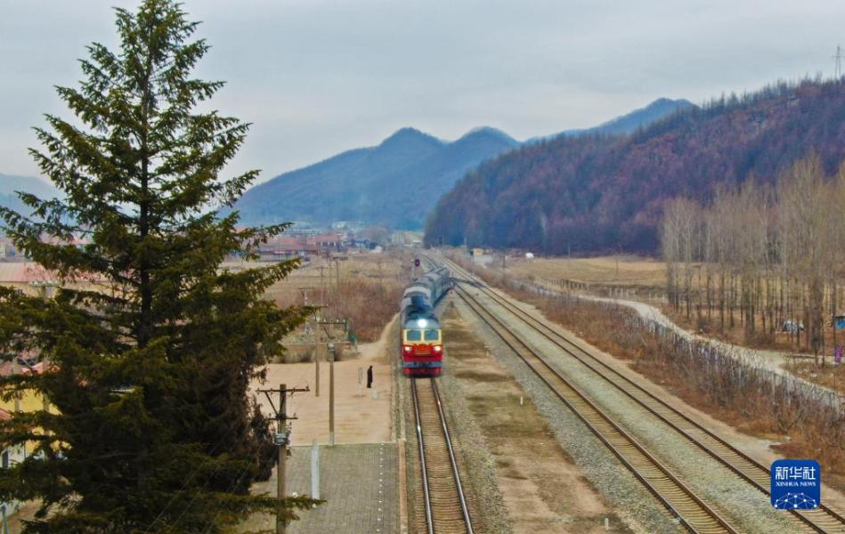 1月15日，4318次列车即将到达辽宁省凤城市石城站（无人机照片）。
