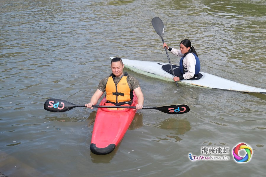 台湾青年体验皮划艇运动（摄影：周军）