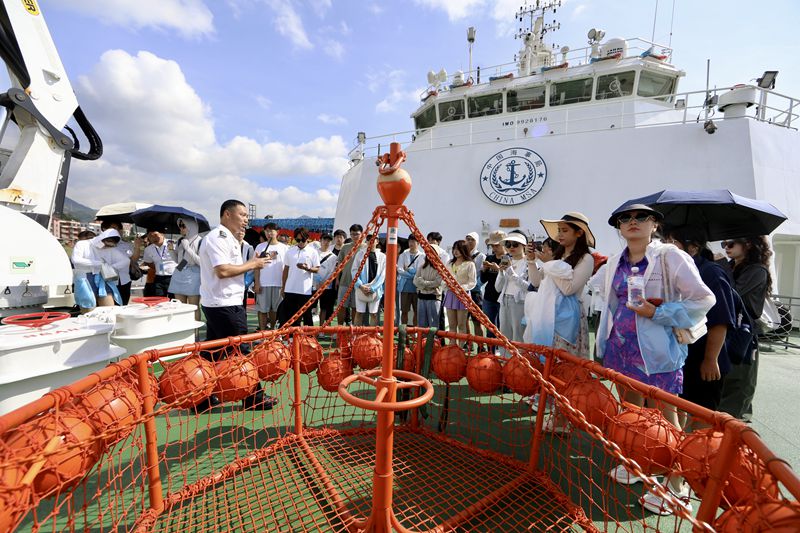 福建马尾：台湾青年登“海巡06”轮 观摩海空联合搜救演练