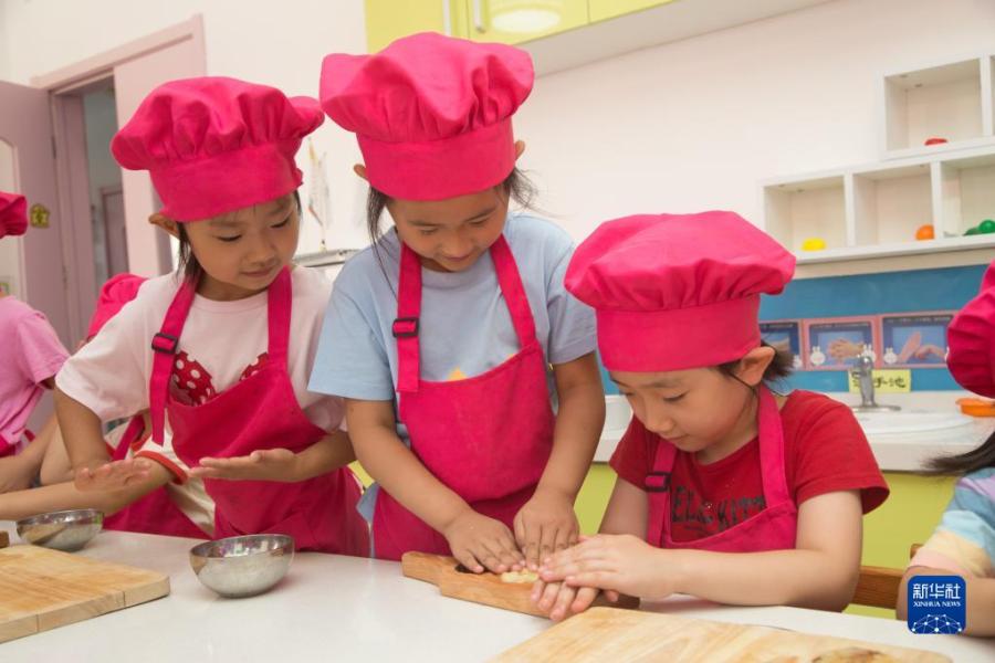 9月8日，北京門頭溝妙峰山民族學校附屬幼兒園的孩子們在制作月餅。新華社發(fā)（侯繼慶攝）