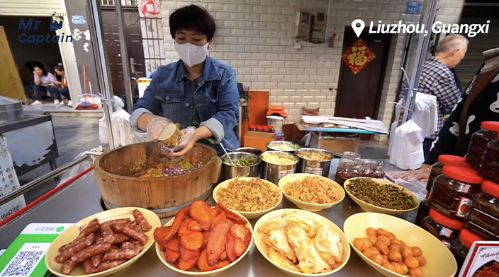 Foreign Friends Explore Delicacies in Liuzhou_fororder_未标题-1