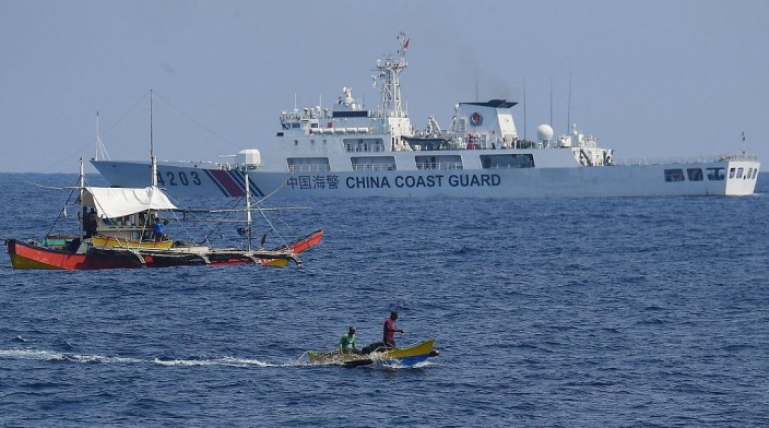 歪曲中国海警执法程序，菲律宾的“癔症”又发作了_fororder_20240516 菲律宾多艘船只在我黄岩岛邻近海域非法聚集 中国海警加强监视取证进行现场管制