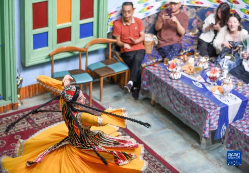 新疆喀什古城景区“古丽的家”旅游家访点，演员随音乐起舞（9月7日摄）。　新华社记者 王菲 摄